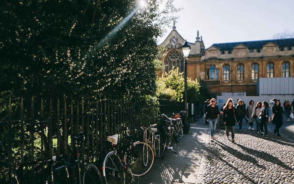  Oxford w Anglii - gdzie dokładnie znajduje się to słynne miasto uczonych?
