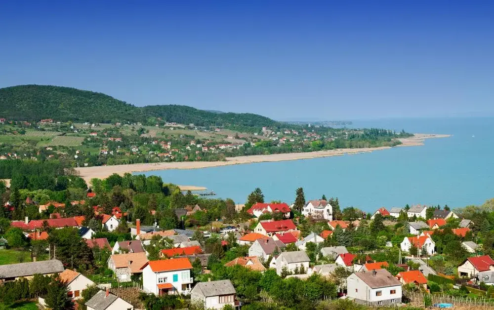 Ile kosztuje nocleg nad Balatonem? Ceny, opinie i najlepsze opcje.