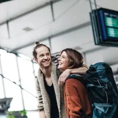 Ile przed lotem na lotnisku? Uniknij stresu i spóźnienia