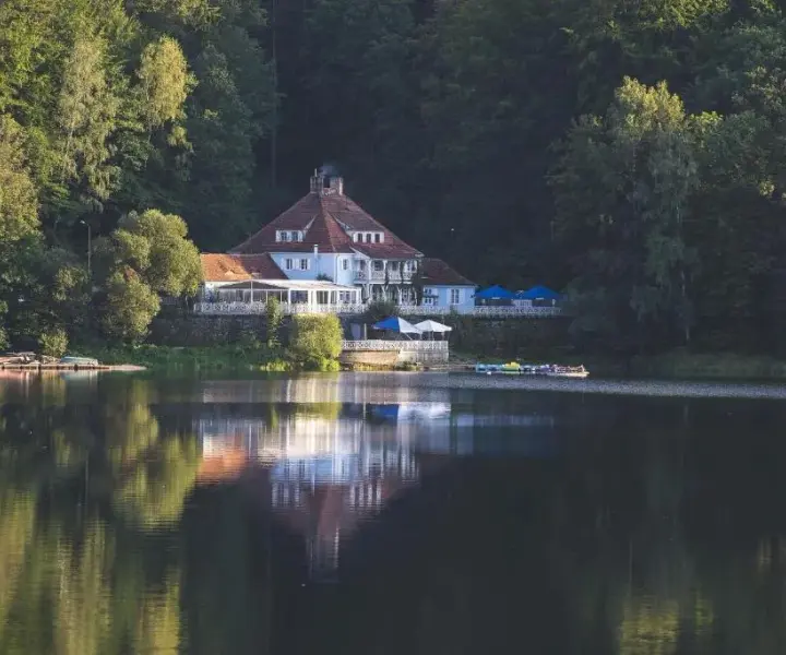 Najlepsze restauracje nad jeziorem Śląskim z pięknymi widokami