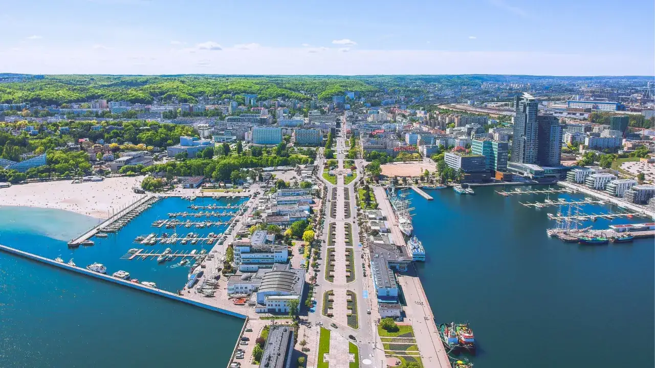 Zdjęcie Warto zwiedzić Stare Miasto i plażę w Gdyni | Najciekawsze atrakcje