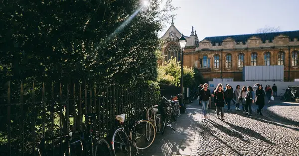  Oxford w Anglii - gdzie dokładnie znajduje się to słynne miasto uczonych?