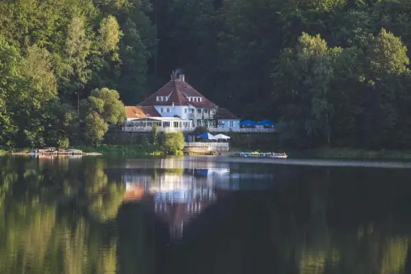 Najlepsze restauracje nad jeziorem Śląskim z pięknymi widokami
